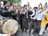 Un grupo de partidarios de la coalición Liga Musulmana Paquistaní de Nawaz bailan  para celebrar la dimisión del presidente Pervez Musharraf  en Karachi, Pakistán.