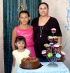 10082008
La festejada junto a Judith Vega de Hernández Vélez y de la pequeña Frida Sofía Domínguez Arroyo