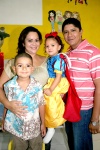 10082008
La festejada junto a su hermanito Ángel Correa y sus papás Brenda Pérez y José Ángel Correa