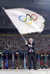 El alcalde de Londres, Boris Johnson, recibió  la bandera olímpica en el estadio 'Nido de Pájaro' durante la ceremonia de clausura de los Juegos Olímpicos.