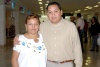 22082008
Antonio Scherenberc llegó de México y fue recibido por Denesen Guadarrama y Renata