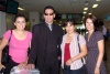 22082008
Rubén González llegó de la Ciudad de México y fue recibido por Linda Quiñones, Lizeth González y Graciela Alonso