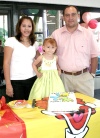 21082008
Mariana y sus padres Sergio y Nohemí, que la festejaron de lo lindo.