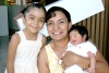 24082008
Hilda Santacruz Polendo con sus nietas Ana Camila y Amelia.