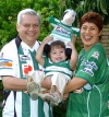 28082008
¡Que divertidos y le van al Santos! Julián y Paty Gómez con su nieta primogénita Emma
