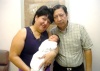 28082008
Leonardo José, tierno luce en los brazos de sus abuelos maternos, Arcelia de la Cruz Lugo y Aurelio Yáñez Raigoza
