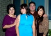 29082008
Mariana Mendoza Ramírez, con sus padres Ivonne R. de Mendoza y Miguel Mendoza Valdez y su hermana Michelle.