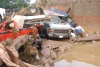 Policías del municipio de Chihuahua y bomberos rescataron a una veintena de personas que quedaron atrapadas en un camión de pasajeros que fue arrastrado por la corriente.