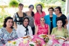 María Alicia de Medina, Irma González, Cecy Salas, Marcela de Sotomayor, Adriana Cobián y Gaby Granados junto a la festejada.
