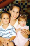 Alfredo y Marigaby Garza Robles con su mamá Claudia Robles de Garza.