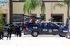 En las instalaciones de Seguridad Pública de Torreón, esposas y familiares de los policías detenidos y desaparecidos exigían información sobre la situación de los agentes