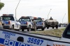 Parecía zona de guerra. Patrullas
de la Policía Preventiva de Torreón quedaron dispersas por la carretera Torreón-Matamoros cerca del ejido San Miguel,