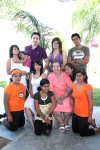 01092008
Guadalupe Aguirre de Aguilar fue felicitada en su cumpleaños por sus diez nietos.