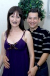 06092008
Alejandra Trasfí de Woo junto al cumpleañero, su esposo Roberto Woo