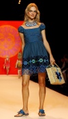 Una modelo desfila una creación de Anna Sui