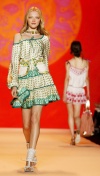 Una modelo desfila una creación de Anna Sui