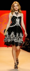 Una modelo desfila una creación de Anna Sui