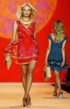 Una modelo desfila una creación de Anna Sui