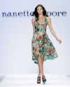 La modelo luce un diseño de la firma Nanette Lapore