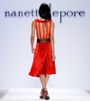 La modelo luce un diseño de la firma Nanette Lapore