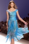 La modelo luce un diseño del brasileño Carlos Miele de la colección Primavera-Verano 2009