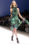 La modelo luce un diseño del brasileño Carlos Miele de la colección Primavera-Verano 2009