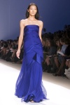 La modelo luce un diseño del brasileño Carlos Miele de la colección Primavera-Verano 2009