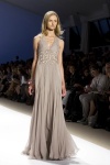 La modelo luce un diseño del brasileño Carlos Miele de la colección Primavera-Verano 2009