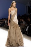 La modelo luce un diseño del brasileño Carlos Miele de la colección Primavera-Verano 2009