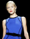 La modelo luce un diseño del brasileño Carlos Miele de la colección Primavera-Verano 2009