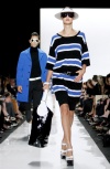 Una modelo luce un diseño de Michael Kors.