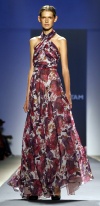 Una modelo desfila una creación de la diseñadora Vivienne Tam.