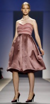 Una modelo desfila una creación del diseñador Max Azria.