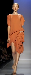 Una modelo desfila una creación de la diseñadora Vivienne Tam.