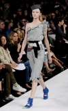 Una modelo desfila una creación del diseñador Max Azria.