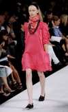 Una modelo luce una prenda en el desfile de Marc by Marc Jacobs