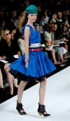 Una modelo luce una prenda en el desfile de Marc by Marc Jacobs