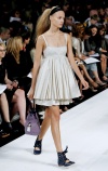 Una modelo luce una prenda en el desfile de Marc by Marc Jacobs