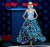 Una modelo desfila con un vestido de la diseñadora Betsey Johnson