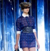 Una modelo desfila con un vestido de la diseñadora Betsey Johnson