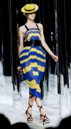 Una modelo luce un diseño de Marc Jacobs
