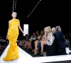 Una modelo luce una nueva creación de Carolina Herrera