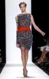 Una modelo luce una nueva creación de Carolina Herrera