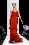Una modelo luce una nueva creación de Carolina Herrera