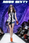 Una modelo luce una nueva creación de Carolina Herrera