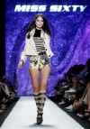 Una modelo viste una creación de Miss Sixty