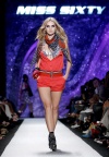 Una modelo viste una creación de Miss Sixty