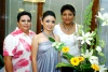 07092008
Vicky junto a su mamá la Sra. Gloria Salinas Becerra y su futura suegra Sra. Ofelia Sifuentes A.