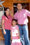 10092008
La pequeña y sus padres Karla Rodríguez de Gallardo y Arturo Gallardo Aparicio