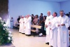 Comunidad educativa y padres de familia durante la celebración de acción de gracias.
